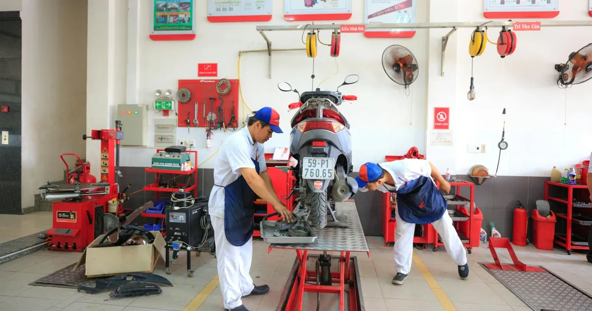 Developer builds AI voice receptionist Axle for mechanic shop using RAG, Claude, and Vapi